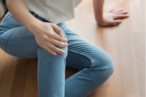 slip and fall injuries in Naples Florida, woman with knee injury from fall